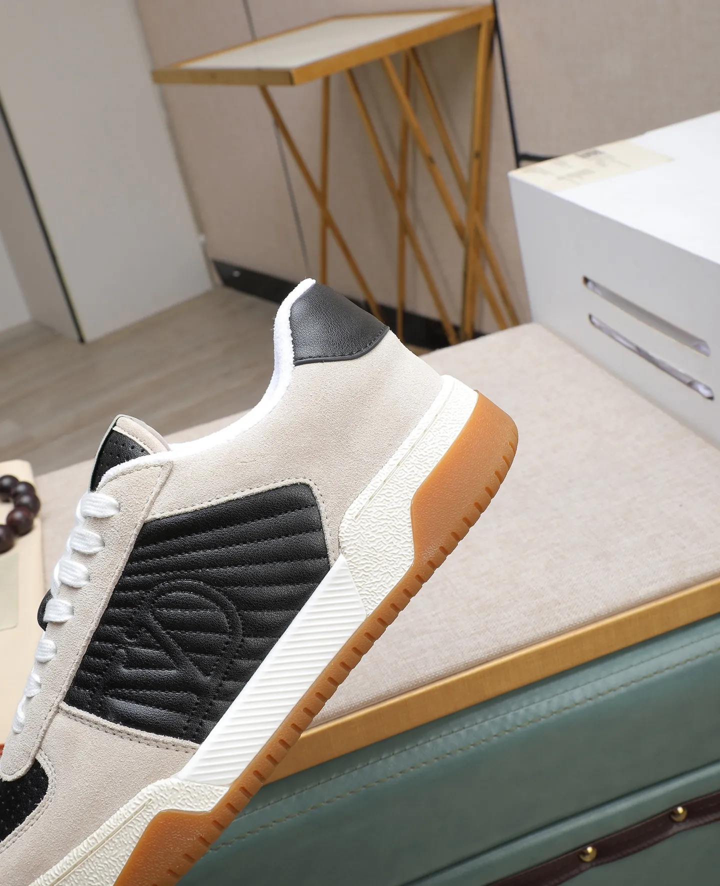 Men's shoes 💰740【Valentino】Couples model, size: Men's model 39-44 (45 customized) Valentino Valentino Couple model Joie de Jouer series Velcro Thick sole Bread shoes Couple model Casual sports shoes White shoes Original purchase and development Production Joie de Jouer series The style is simple but not out of style. The pure white base is paired with fresh green and soft beige, and the unique Velcro design highlights your personality. Every detail tells fashion and quality. Wear it, take a confident step, and start the trend journey. Delivered in exquisite packaging🛍📦 ▪️Material: Original custom imported first-layer cowhide ▪️Inner lining: Original custom made soft sheepskin lining ▪️Outsole: Original open-molded non-slip TPU material ▪️Sole thickness: 3.5CM